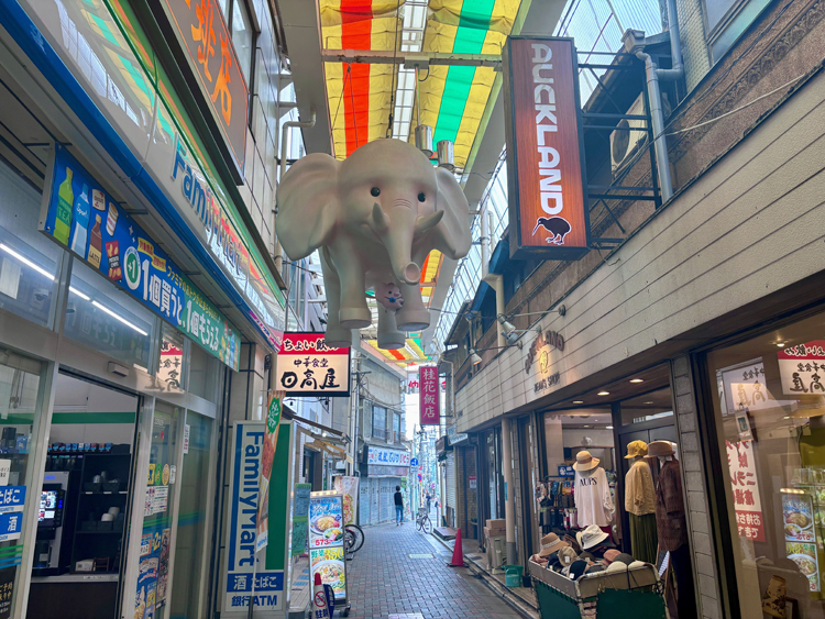 西荻南口仲通街のピンクの象