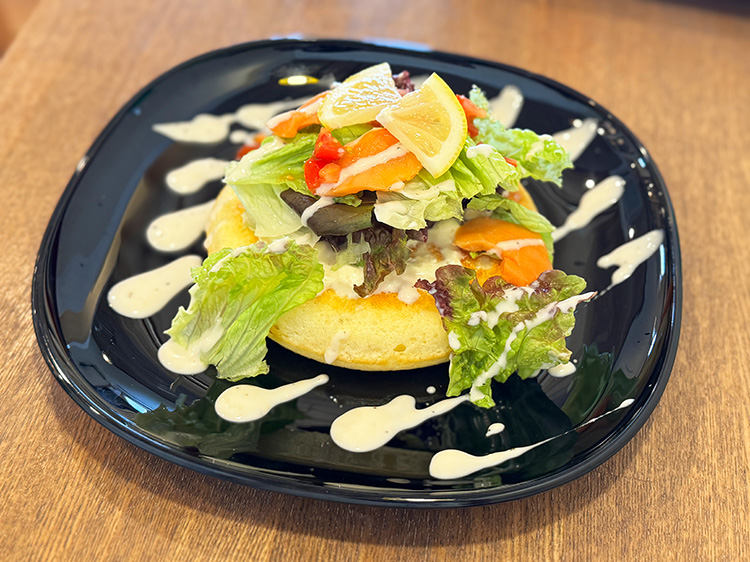 「ムッチーズカフェ」のサーモンサラダパンケーキ
