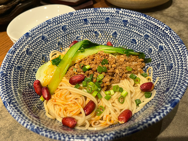 「スタンドキッチンルポン」の汁なし担々麵