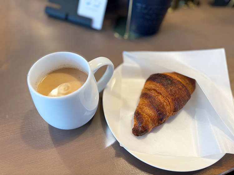 「connect coffee＆bake（コネクト）」のチャイ＆クロワッサン