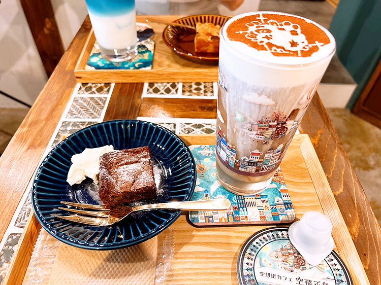 「空想街カフェ 空飛ぶ魚」 空想街ウィンナーティー(ICE)とチョコの街のガトーショコラ