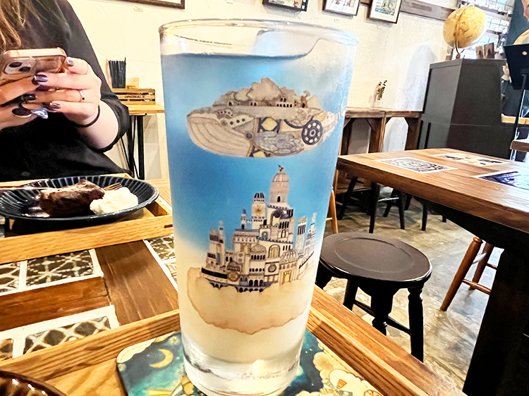 「空想街カフェ 空飛ぶ魚」雲の文明ティー(ICE)