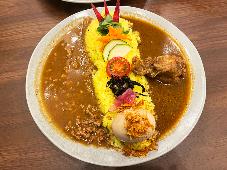 「Spices Curry Synergy(スパイスカレー シナジー)中野店」の合掛けカレー