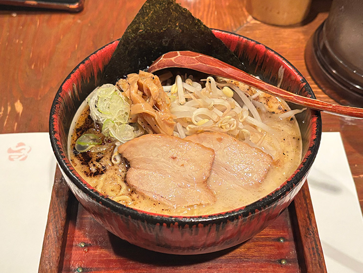 らぁめん真風のシロ(豚骨らーめん)