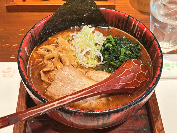 らぁめん真風クロ(醤油豚骨らーめん)