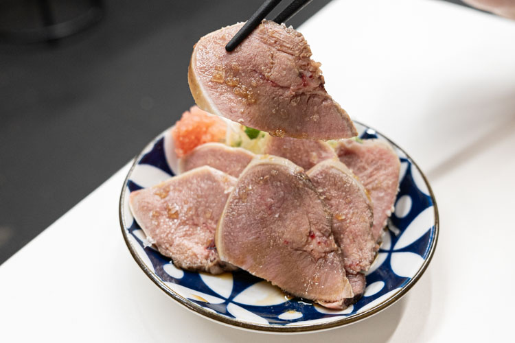 「あの名店 西荻窪」のタン刺し