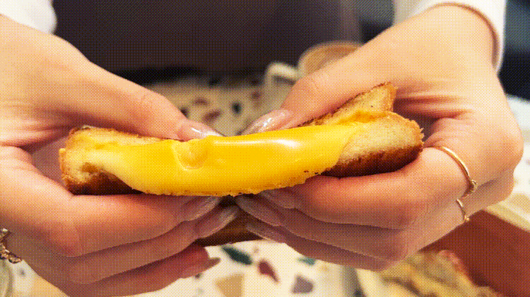 「Ryumon coffee stand」グリルドチーズサンドGIF