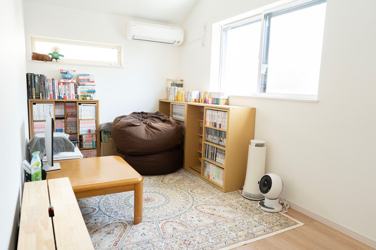 趣味の漫画を置いた旦那様の部屋