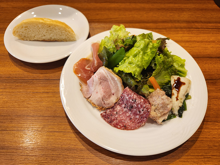 「CIBO SANO」の前菜の盛り合わせと自家製フォカッチャ