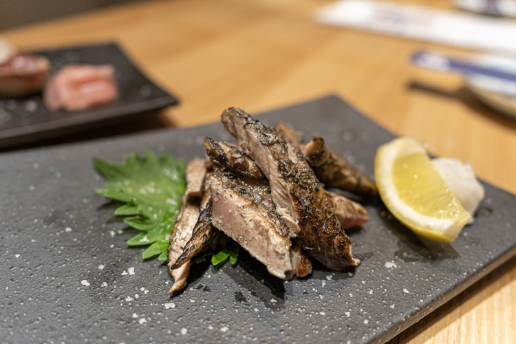 「明神丸 吉祥寺店」の鰹のハランボの藁焼き