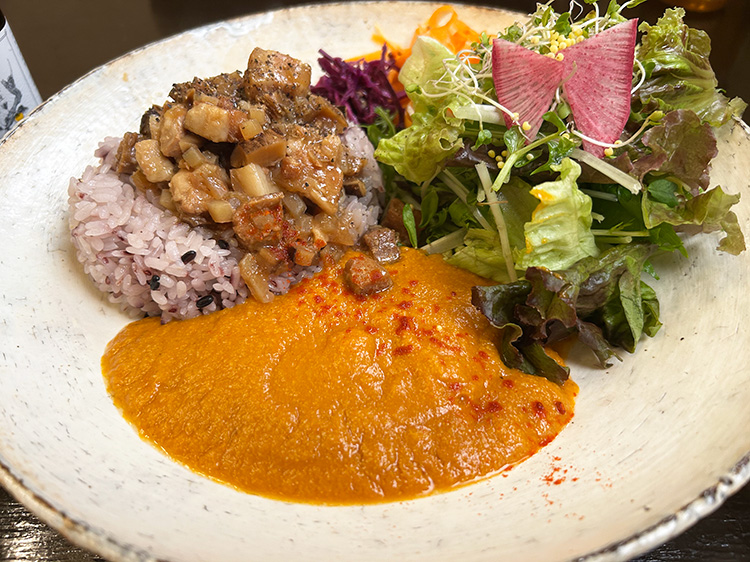 「喫茶coniwa」のカレーとルーロー飯