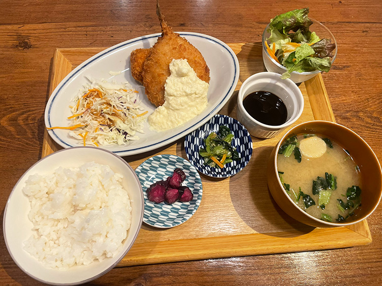 「kawara CAFE&KITCHEN 吉祥寺PARCO店」の長崎県産アジフライと蟹クリームコロッケのミックスフライ定食