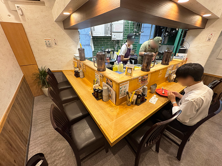 「イエロースプーン」の店内