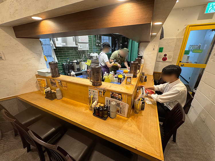 「イエロースプーン」の店内