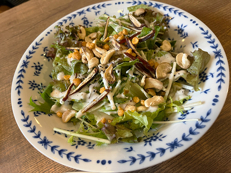 「スパイスバル パハルガンジ」のカシューナッツとデーツのシーザーサラダ