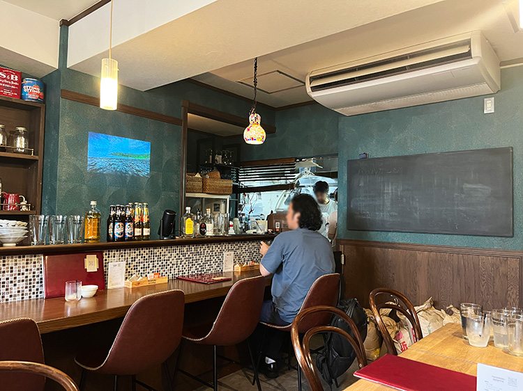 「スパイスバル パハルガンジ」の店内