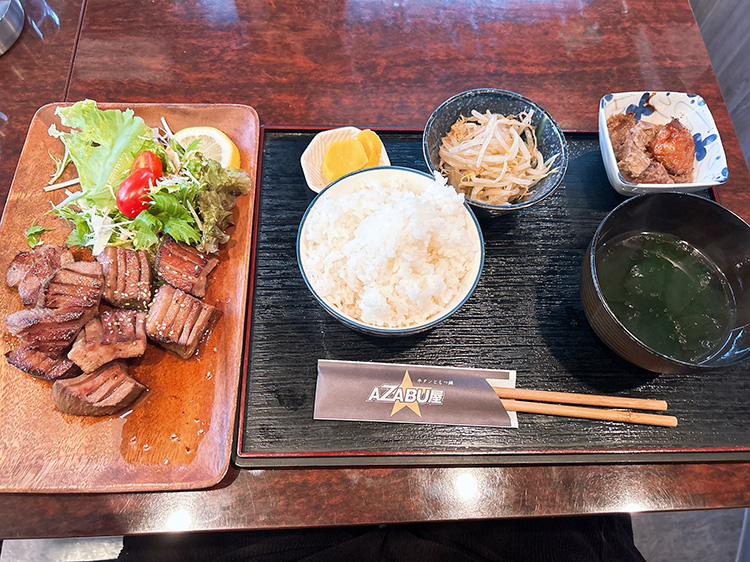 「牛タンAZABU屋」の厚切り牛タン塩焼き