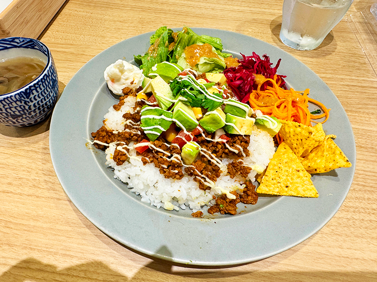 「EMMA FRUITS & DELI」日替わりランチ