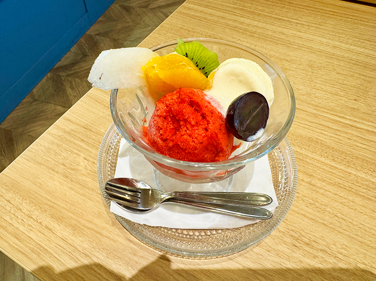「EMMA FRUITS & DELI」イチゴのソルベ&アイス 季節のフルーツ添え
