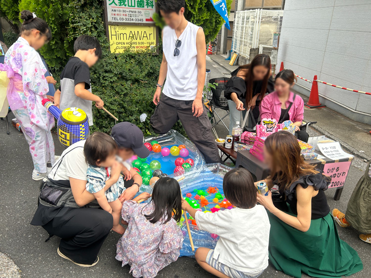 岩通通りの商店街の縁日