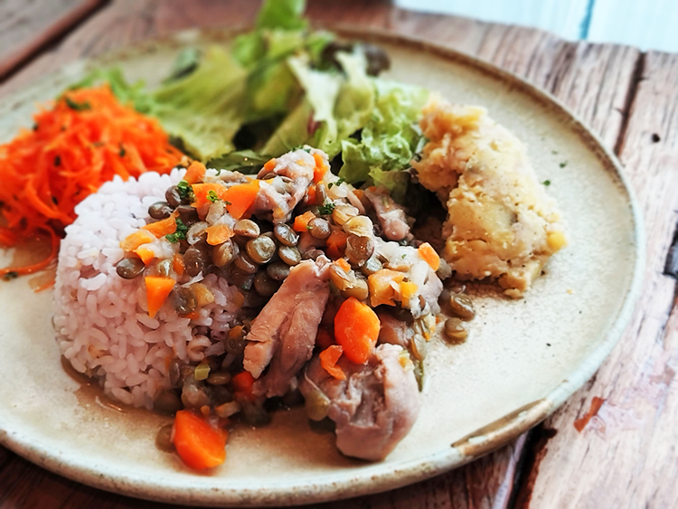 「hanaiguchi」チキンとレンズ豆と香味野菜のハーブ煮込み&さつまいもと胡桃のサラダ