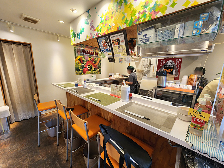 「おにぎりのさんかく山」の店内