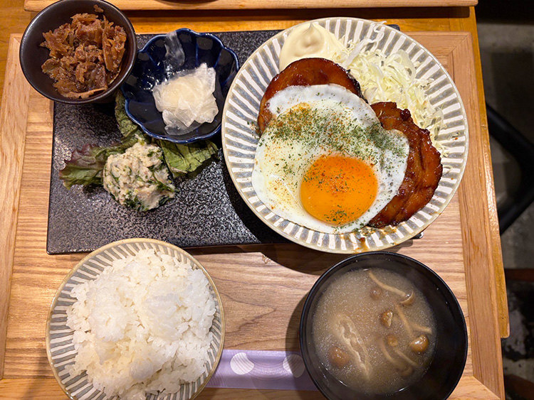 「食堂でべこ。」の厚切りチャーシューエッグ定食