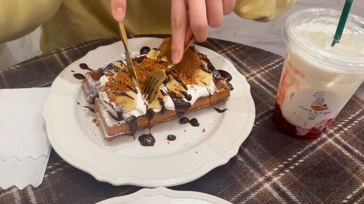 「メゾンドワッフル」のチョコバナナ&ロータスGIF
