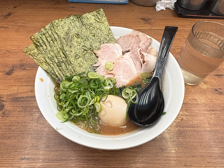 横浜家系らーめん武道家吉祥寺店の特製ラーメン