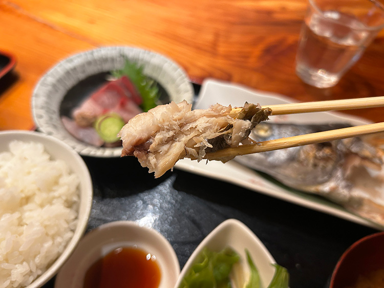 「魚猿」の希少！地魚カマの塩焼きと地魚刺身定食