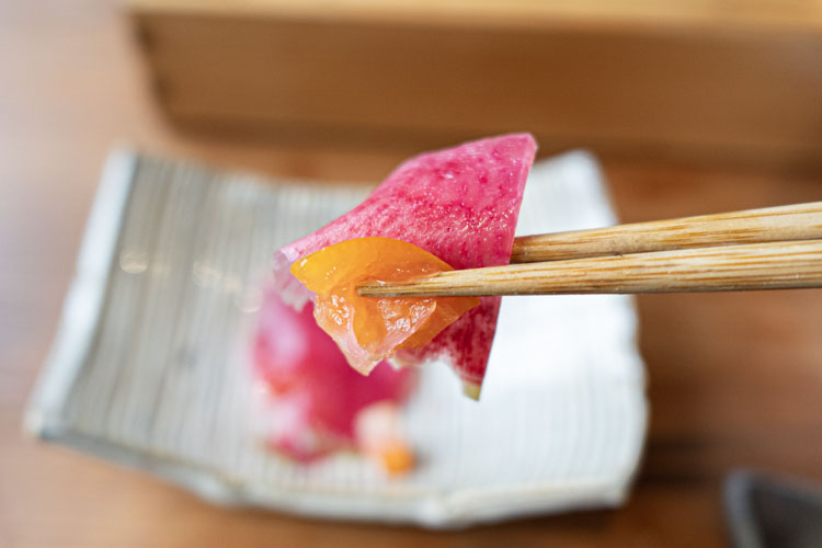 「焼鳥 七転八起」の紅芯大根の金柑なます