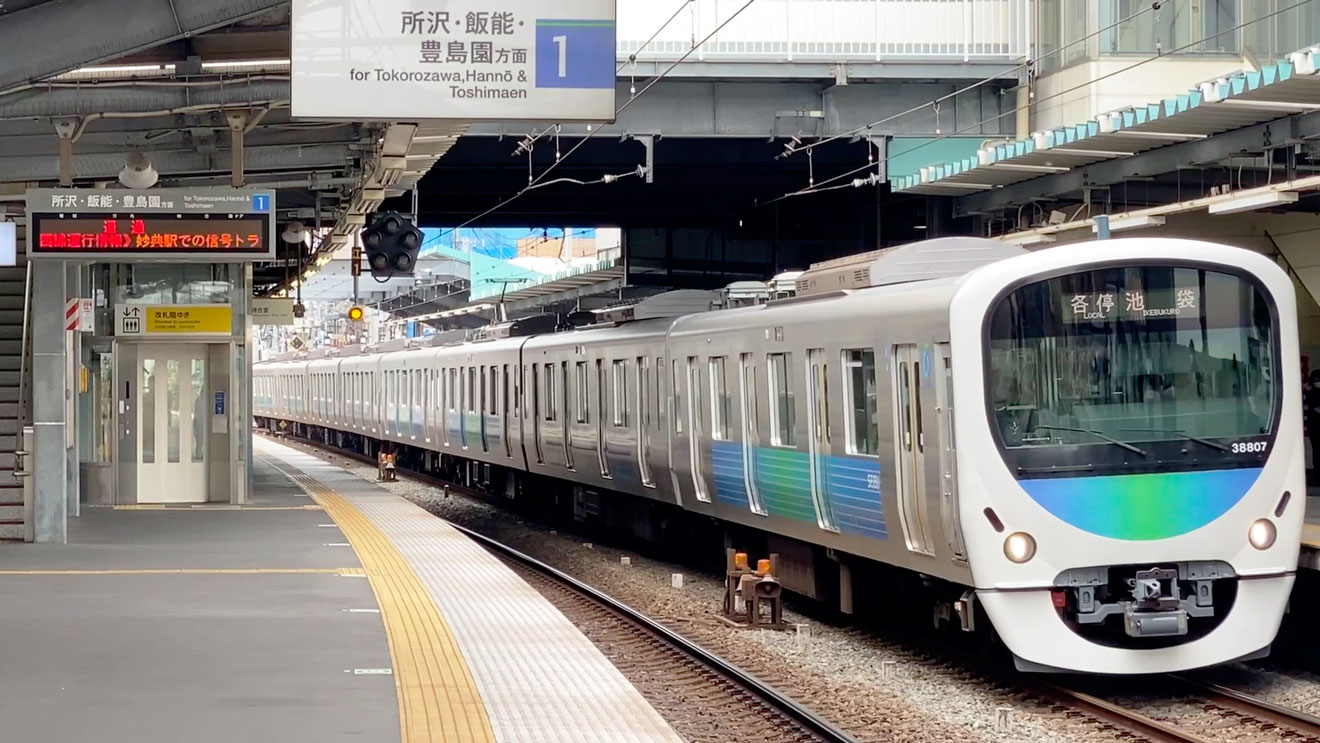 江古田駅ホームから見た西武池袋線の車両
