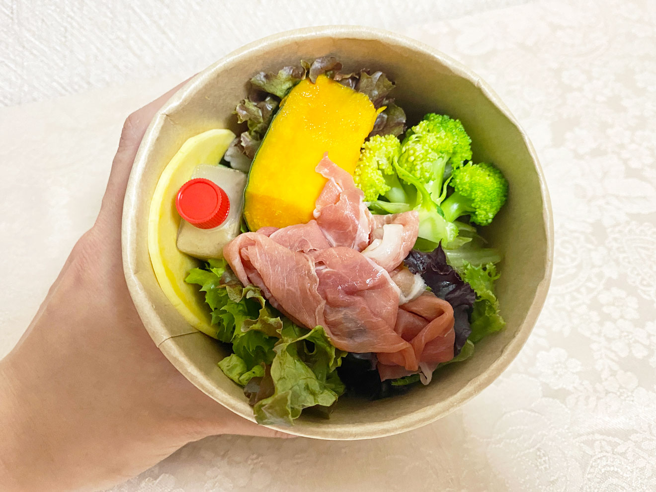 「野菜生活tartaruga」でテイクアウトした色鮮やかなサラダ
