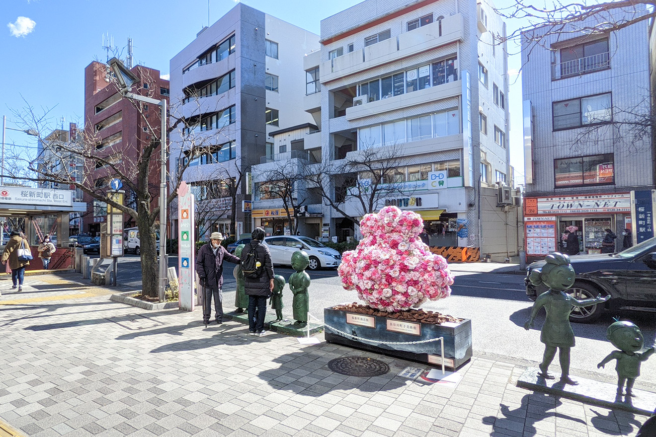 桜新町駅前のサザエさん一家の銅像