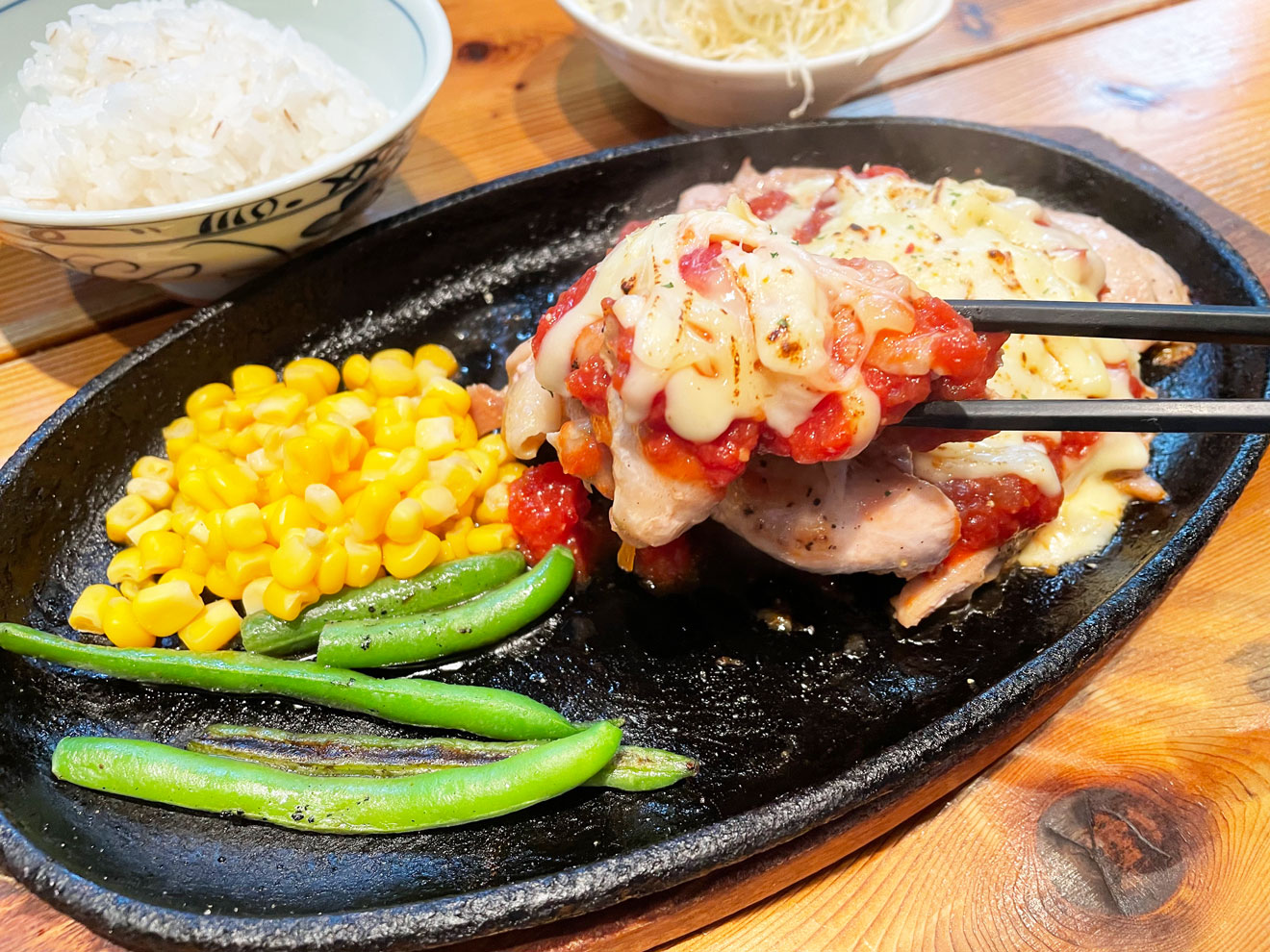 「しずる」のチキントマトチーズ