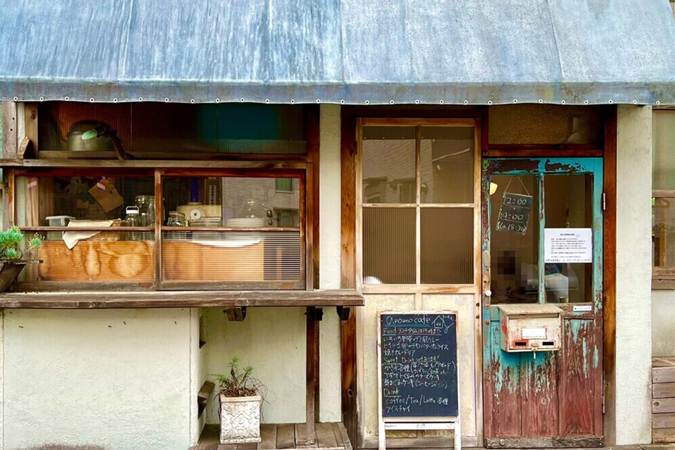 レトロな雰囲気のanamo cafeの外観