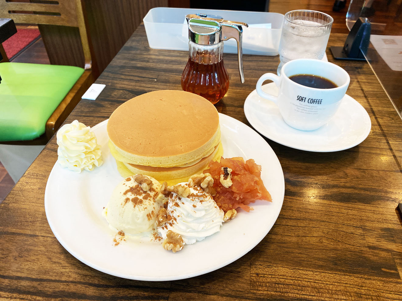 「ルポーゼすぎ」のリンゴとシナモンのホットケーキとブレンドコーヒー