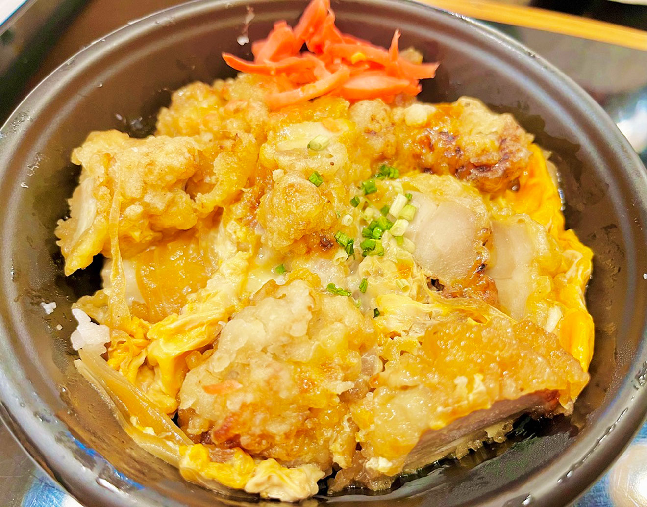 「デリカのサカイ」の鳥玉丼