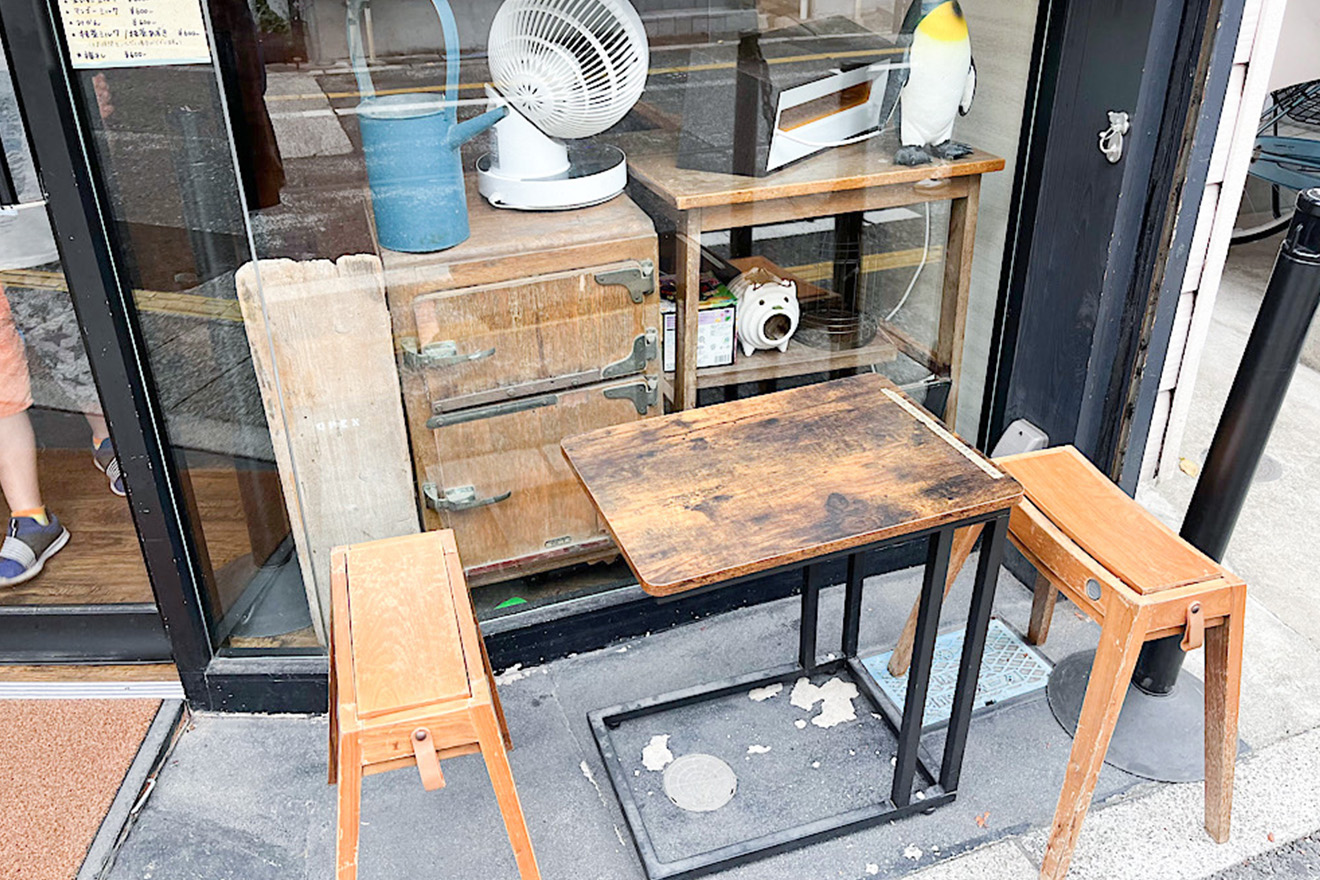 「かしや」の店先にある小さなテーブルと椅子