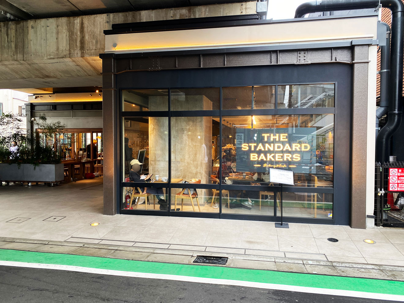 「THE STANDARD BAKERS 下北沢店」の外観