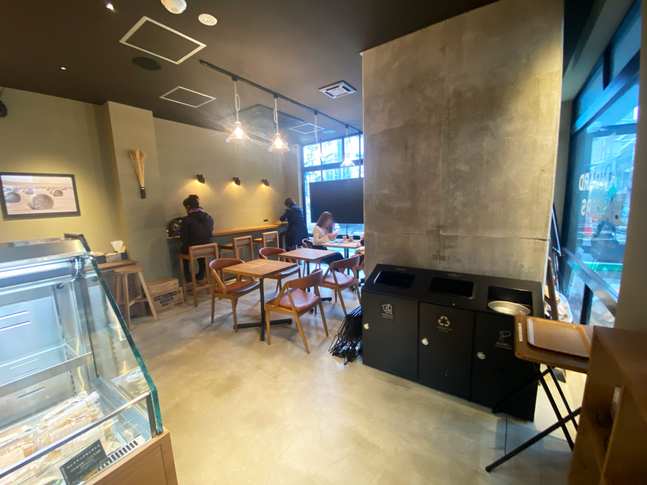 「THE STANDARD BAKERS 下北沢店」のイートインスペース