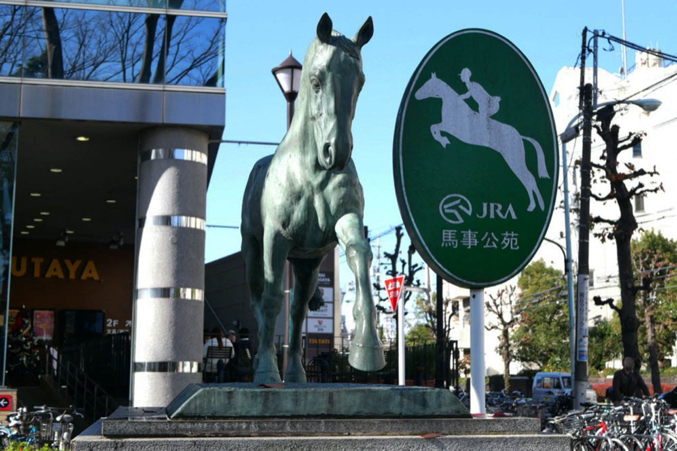 「馬事公苑」の馬の像