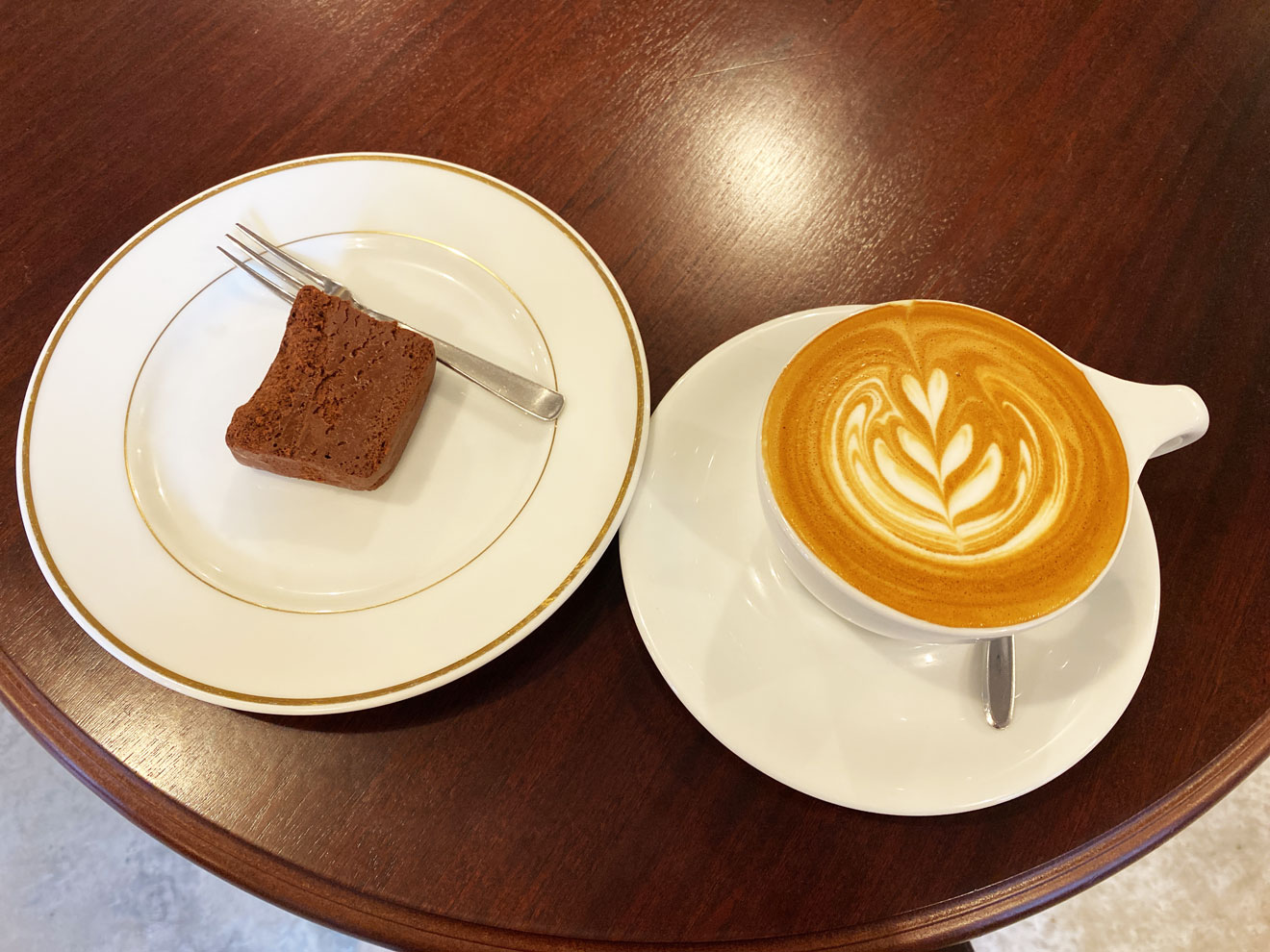 「Raw Sugar Roast」のラテとショコラテリーヌ