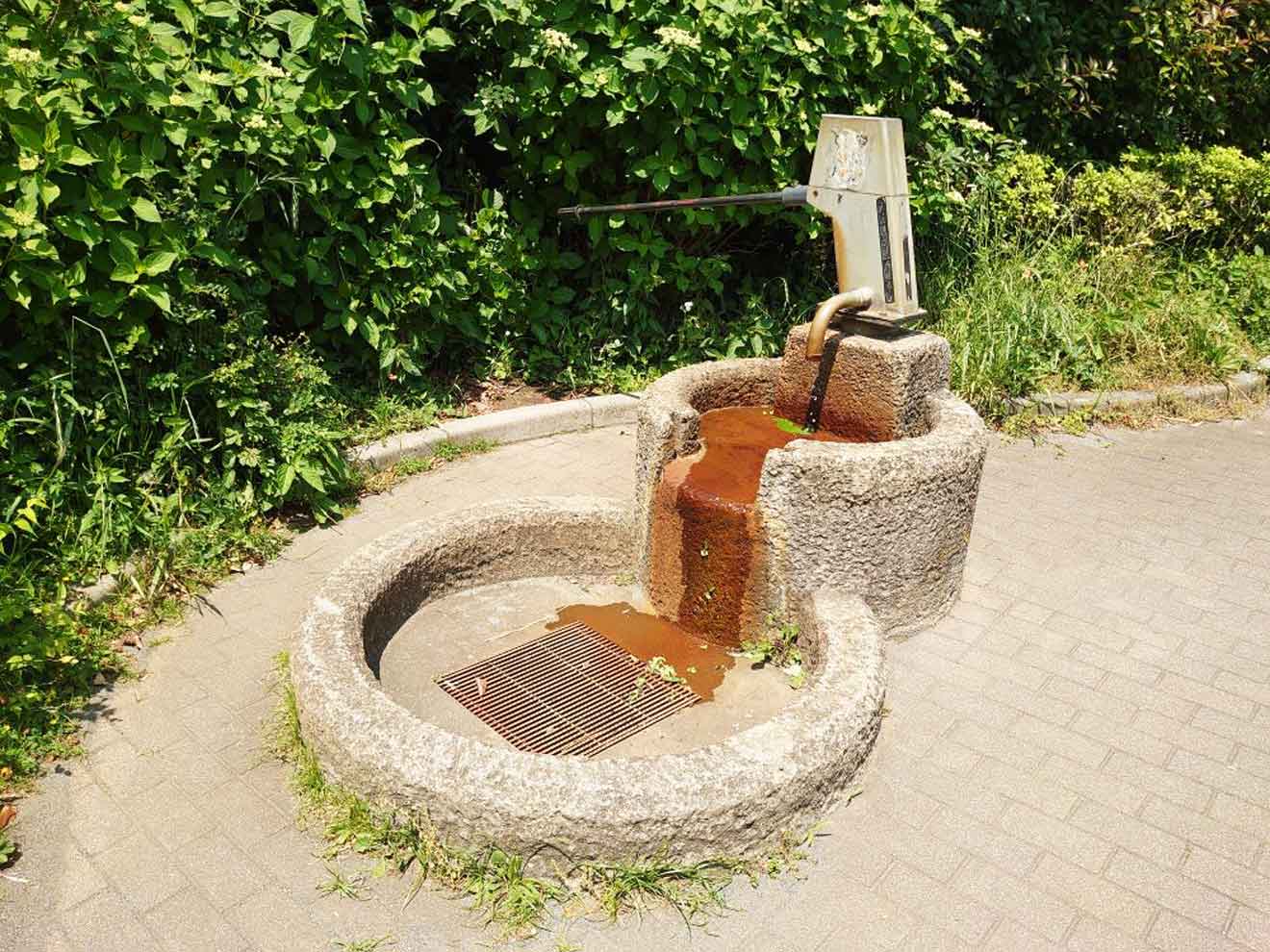 「石仏公園」の水道