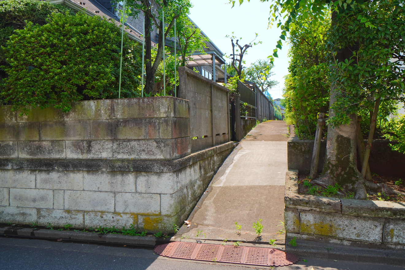 目黒区の小杉ぶどう園に入る路地