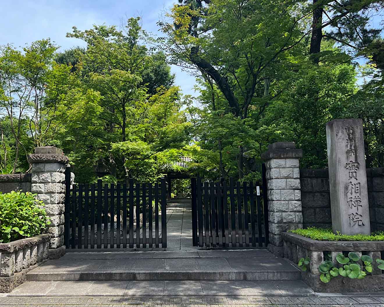 「実相院」の門