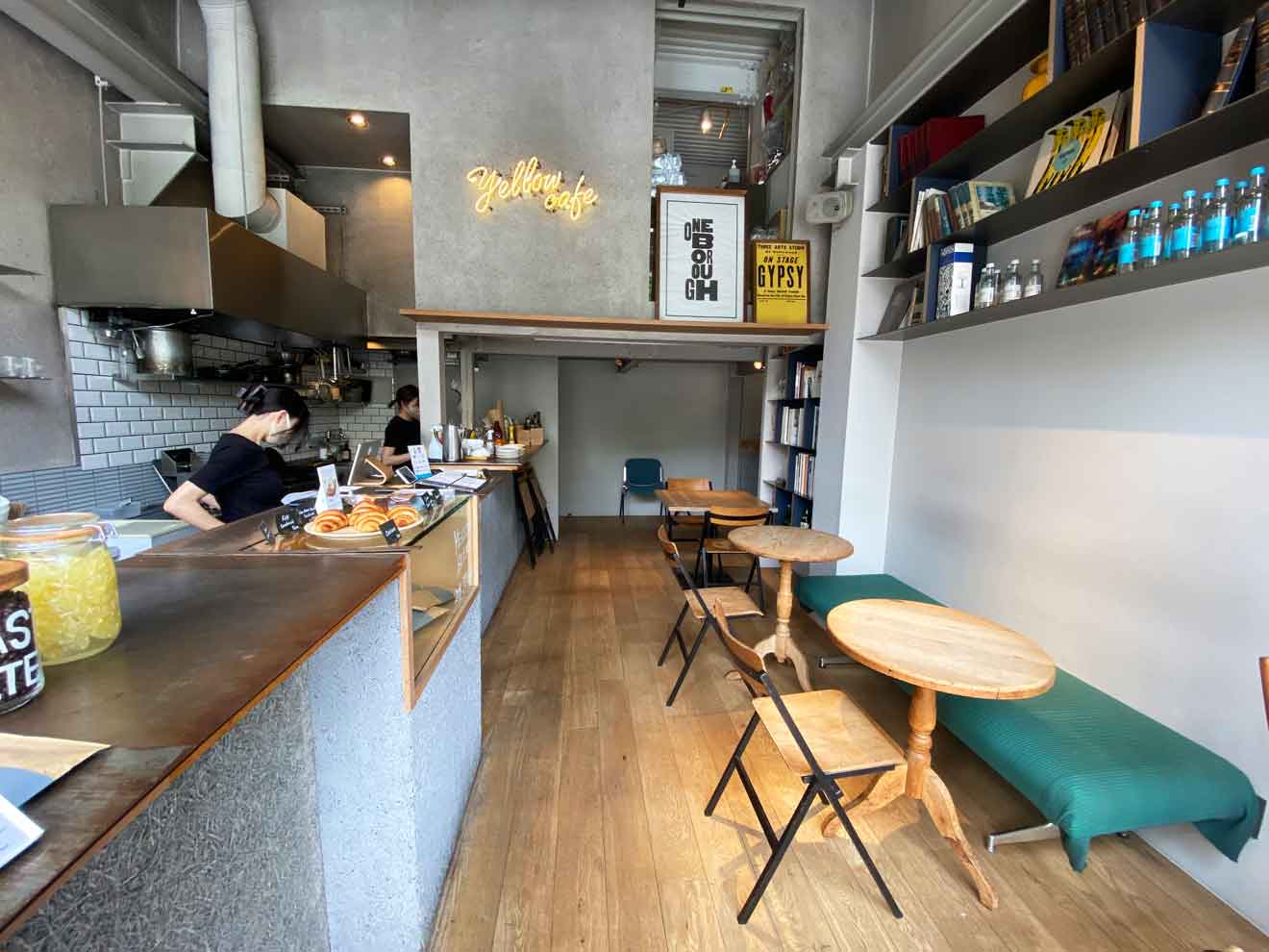 「YELLOW CAFE」の店内