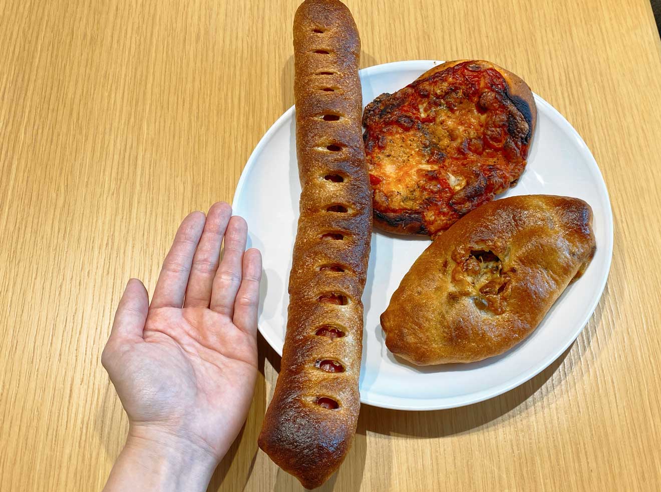 「ダズンフォー」のロングソーセージのフランスパン