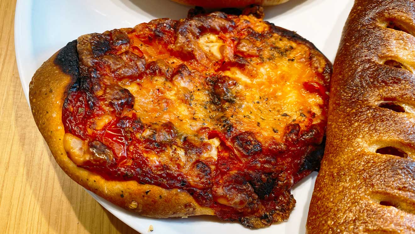 「ダズンフォー」のモッツァレラチーズとトマトのピザ