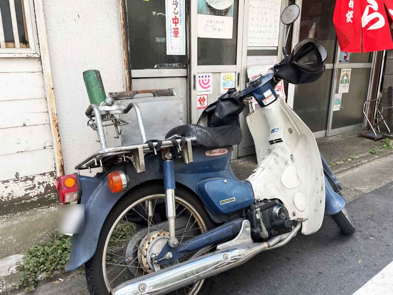 「丸長 豪徳寺店」の配達用バイク